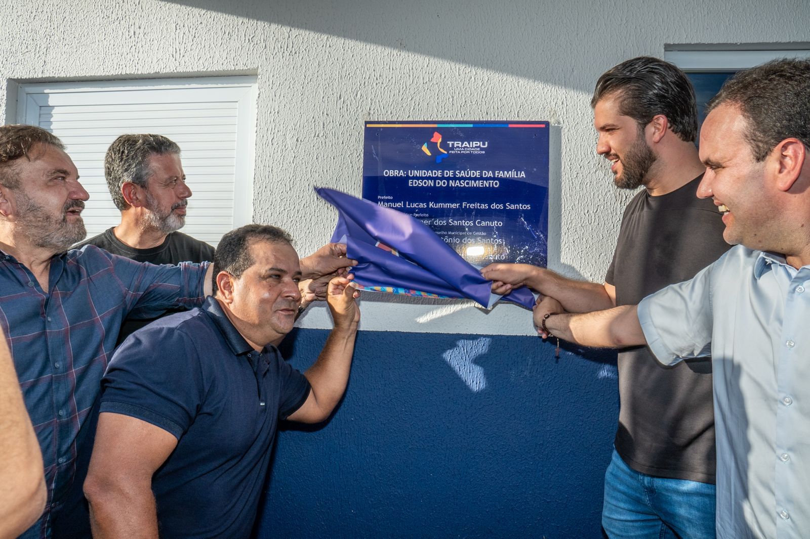 Entrega para obras, saúde, educação e assina ordens de serviços